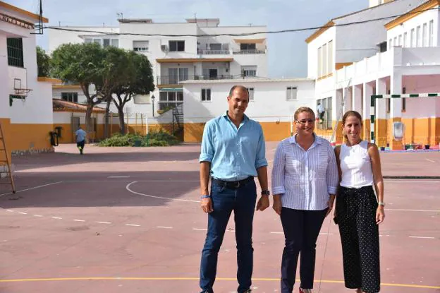 José Sánchez, Ana Mula y Carmen Díaz, en el Colegio Sohail.