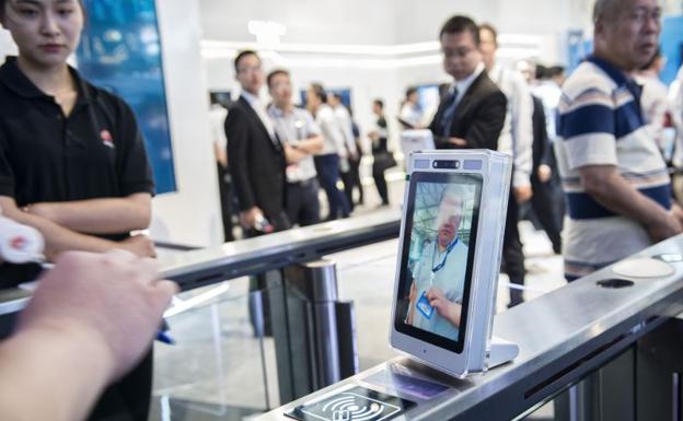 Control de acceso a una empresa a través del reconocimiento facial. 