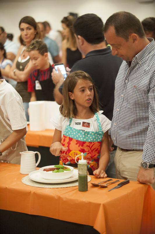 Niños de entre 8 y 12 años amantes de la cocina acuden a la capital para superar las pruebas y entrar en el nuevo programa. 