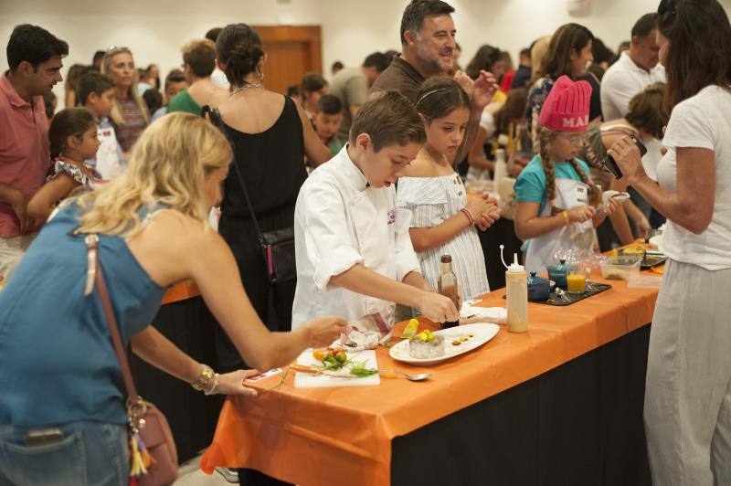 Niños de entre 8 y 12 años amantes de la cocina acuden a la capital para superar las pruebas y entrar en el nuevo programa. 