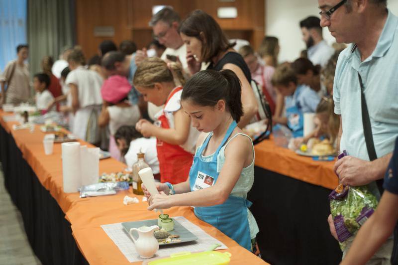 Niños de entre 8 y 12 años amantes de la cocina acuden a la capital para superar las pruebas y entrar en el nuevo programa. 