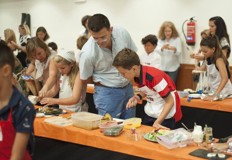 Niños de entre 8 y 12 años amantes de la cocina acuden a la capital para superar las pruebas y entrar en el nuevo programa. 