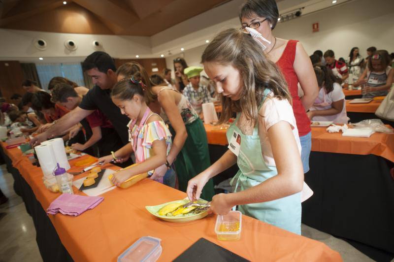 Niños de entre 8 y 12 años amantes de la cocina acuden a la capital para superar las pruebas y entrar en el nuevo programa. 