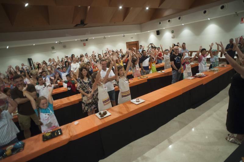 Niños de entre 8 y 12 años amantes de la cocina acuden a la capital para superar las pruebas y entrar en el nuevo programa. 