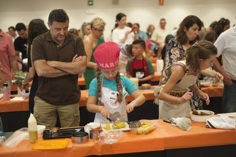 Niños de entre 8 y 12 años amantes de la cocina acuden a la capital para superar las pruebas y entrar en el nuevo programa. 