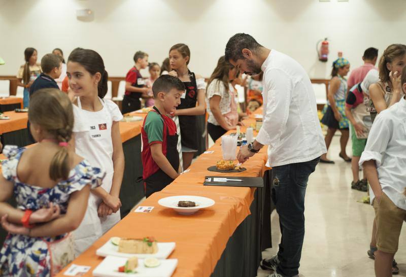 Niños de entre 8 y 12 años amantes de la cocina acuden a la capital para superar las pruebas y entrar en el nuevo programa. 