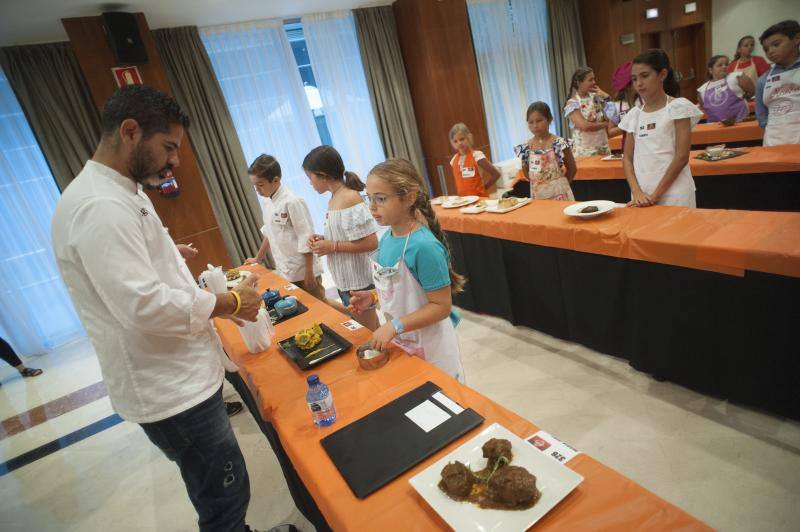 Niños de entre 8 y 12 años amantes de la cocina acuden a la capital para superar las pruebas y entrar en el nuevo programa. 