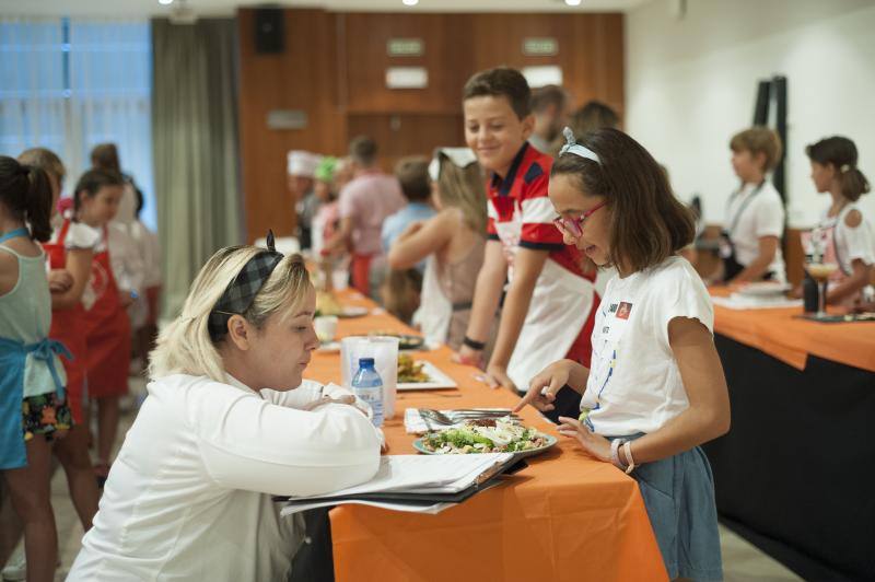 Niños de entre 8 y 12 años amantes de la cocina acuden a la capital para superar las pruebas y entrar en el nuevo programa. 