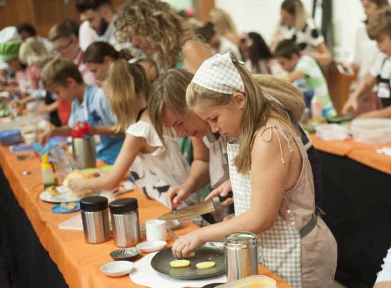 Niños de entre 8 y 12 años amantes de la cocina acuden a la capital para superar las pruebas y entrar en el nuevo programa. 