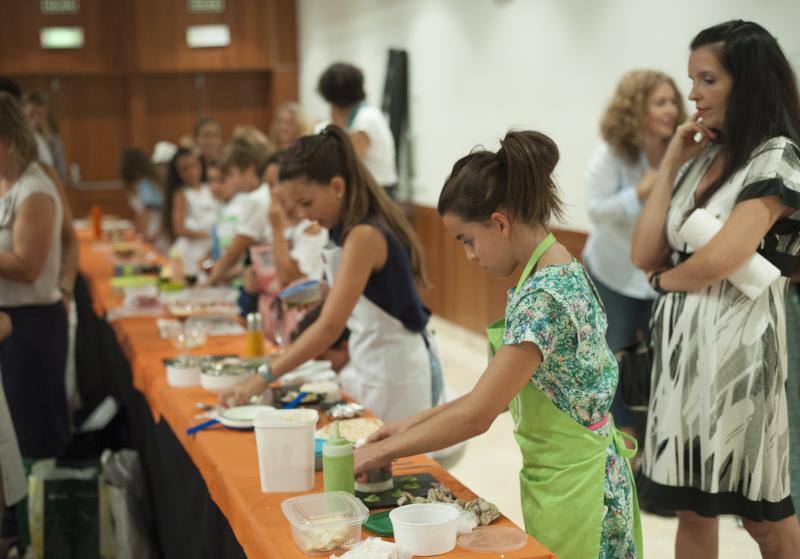 Niños de entre 8 y 12 años amantes de la cocina acuden a la capital para superar las pruebas y entrar en el nuevo programa. 