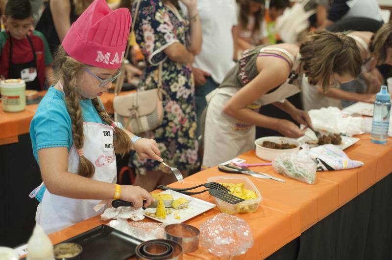 Niños de entre 8 y 12 años amantes de la cocina acuden a la capital para superar las pruebas y entrar en el nuevo programa. 