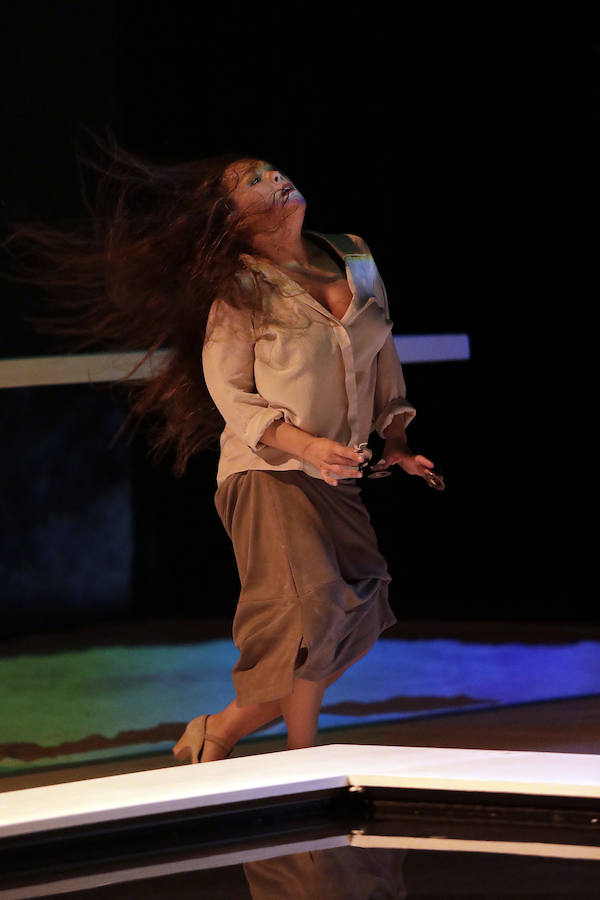 La bailaora malagueña Rocío Molina presentó en el Teatro Cervantes de Málaga su espectáculo 'Grito pelao' embarazada de cinco meses.