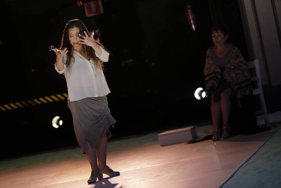 La bailaora malagueña Rocío Molina presentó en el Teatro Cervantes de Málaga su espectáculo 'Grito pelao' embarazada de cinco meses.