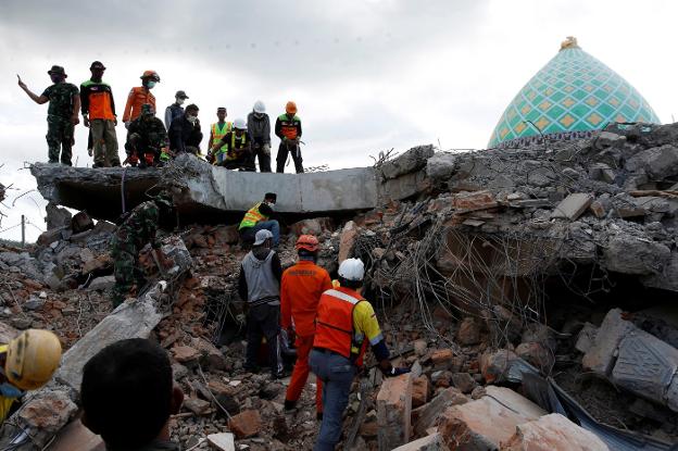 Equipos de rescate rastrean entre los escombros en Lombok. ::  efe