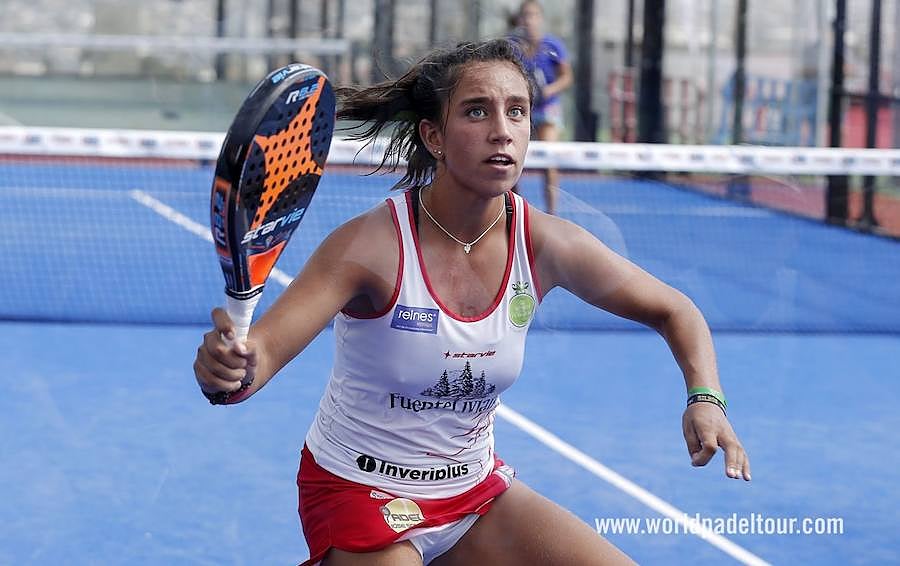 La sorpresa la ha dado la precoz Bea González, clasificándose a las 'semis' al ganar en la mañana de este viernes junto a su compañera Catalina Tenorio a la pareja Marta Ortega y Ariana Sánchez. Carolina Navarro ha quedado apeada de las semifinales al caer ante Marta Marrero y Alejandra Salazar.
