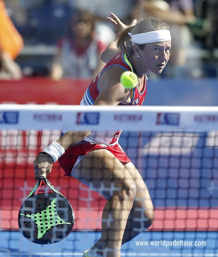 La sorpresa la ha dado la precoz Bea González, clasificándose a las 'semis' al ganar en la mañana de este viernes junto a su compañera Catalina Tenorio a la pareja Marta Ortega y Ariana Sánchez. Carolina Navarro ha quedado apeada de las semifinales al caer ante Marta Marrero y Alejandra Salazar.