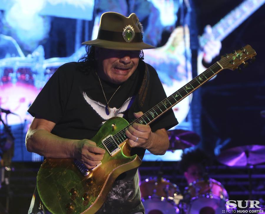 Santana transforma la ladera del Sohail en una sucursal de Woodstock
