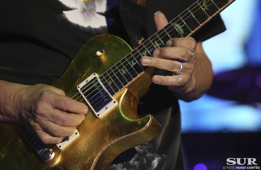 Santana transforma la ladera del Sohail en una sucursal de Woodstock