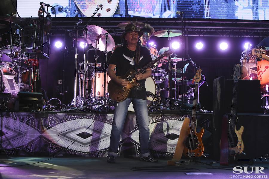 Santana transforma la ladera del Sohail en una sucursal de Woodstock
