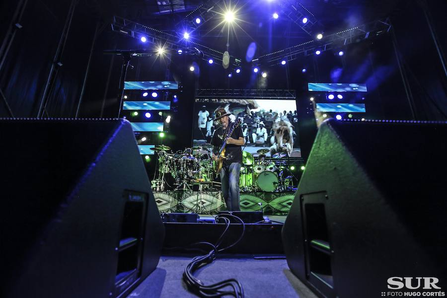 Santana transforma la ladera del Sohail en una sucursal de Woodstock