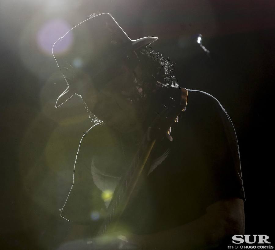 Santana transforma la ladera del Sohail en una sucursal de Woodstock