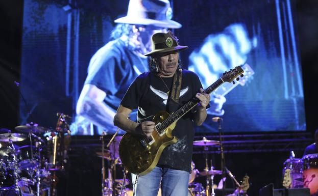 Santana transforma la ladera del Sohail en una sucursal de Woodstock