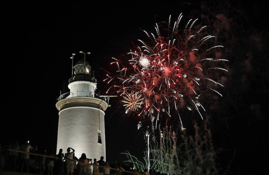 Repasamos en imágenes el espectáculo de fuegos artificiales que abrió la Feria de Málaga 2018.
