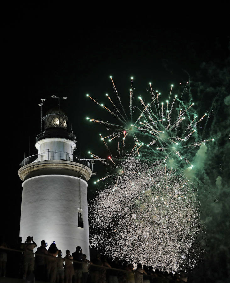 Repasamos en imágenes el espectáculo de fuegos artificiales que abrió la Feria de Málaga 2018.