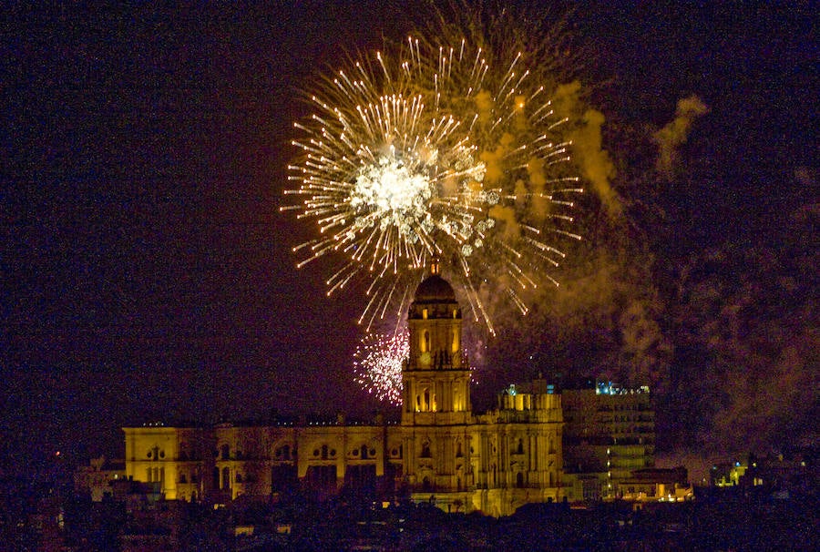 Repasamos en imágenes el espectáculo de fuegos artificiales que abrió la Feria de Málaga 2018.
