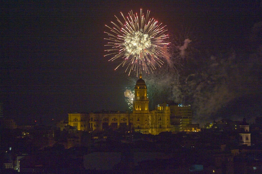 Repasamos en imágenes el espectáculo de fuegos artificiales que abrió la Feria de Málaga 2018.