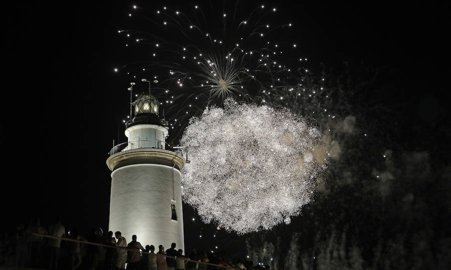 Repasamos en imágenes el espectáculo de fuegos artificiales que abrió la Feria de Málaga 2018.