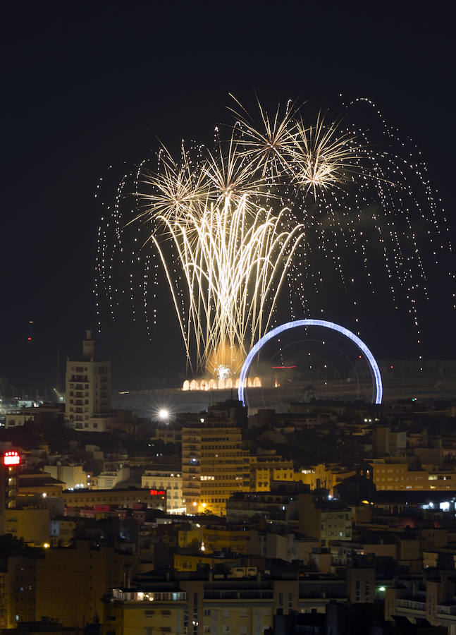 Repasamos en imágenes el espectáculo de fuegos artificiales que abrió la Feria de Málaga 2018.