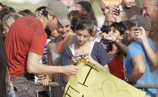 Enrique Iglesias se fotografía con un grupo de fans.