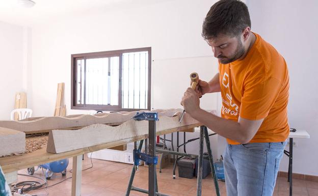 Artista: Álvaro Albaladejo. Proyecto: Escultura de madera de haya, inspirada en el pinsapar que rodea a la localidad. 