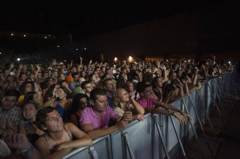 Las mejores imágenes de la tercera jornada de fiesta en la capital. Actuación de Efecto Pasillo.