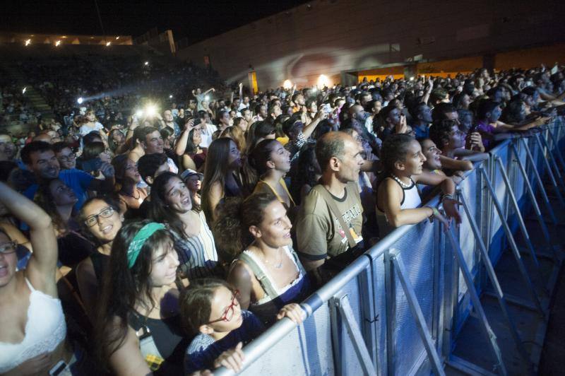 Las mejores imágenes de la tercera jornada de fiesta en la capital. Actuación de Efecto Pasillo.