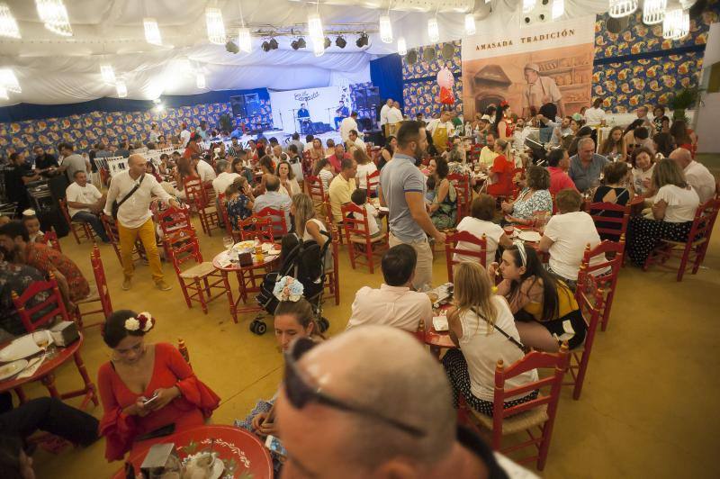 Las mejores imágenes de la tercera jornada de fiesta en la capital: la noche, en el Cortijo de Torres