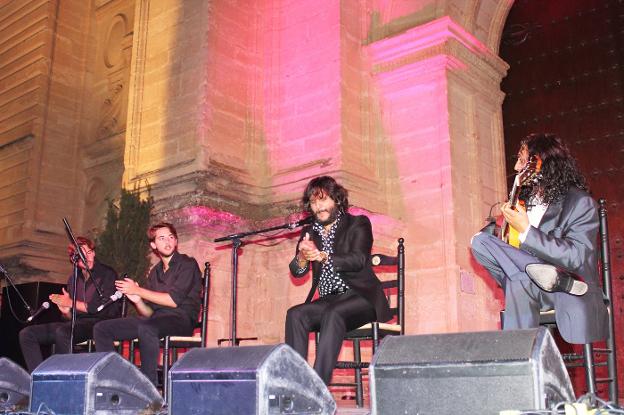 El guitarrista Diego Amaya y el cantaor Antonio Reyes, seguidos de palmeros. 