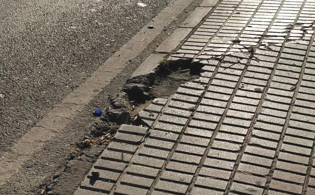 Destrozos en el pavimento.