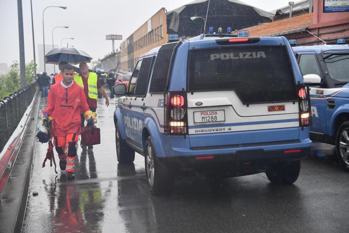 Numeros vehículos se han precipitado al vacío tras el derrumbe de la infraestructura