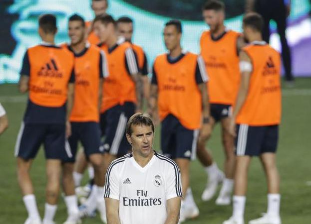 Julen Lopetegui, técnico del Real Madrid, dirigiendo un entrenamiento. 