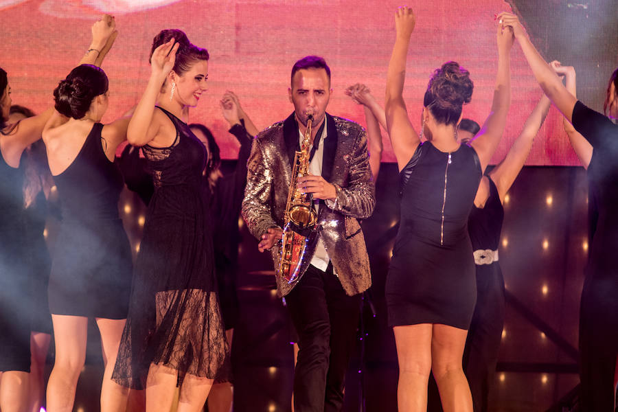 Paloma Burgueño Franco y Edgar Benítez Villodres fueron coronados anoche como los más bellos de la capital durante la tradicional gala celebrada en la portada del Real de Cortijo de Torres