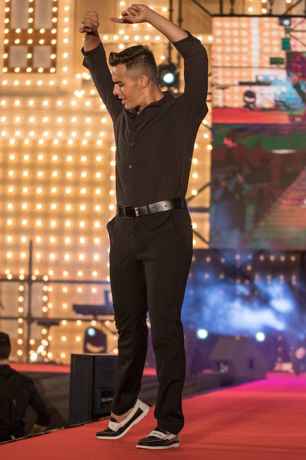 Paloma Burgueño Franco y Edgar Benítez Villodres fueron coronados anoche como los más bellos de la capital durante la tradicional gala celebrada en la portada del Real de Cortijo de Torres