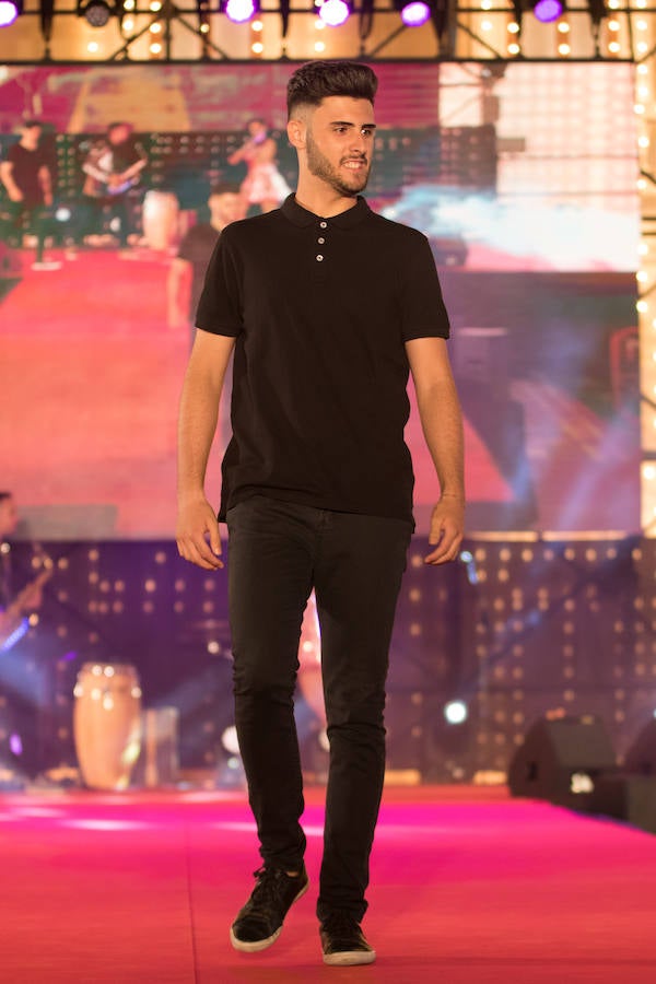 Paloma Burgueño Franco y Edgar Benítez Villodres fueron coronados anoche como los más bellos de la capital durante la tradicional gala celebrada en la portada del Real de Cortijo de Torres