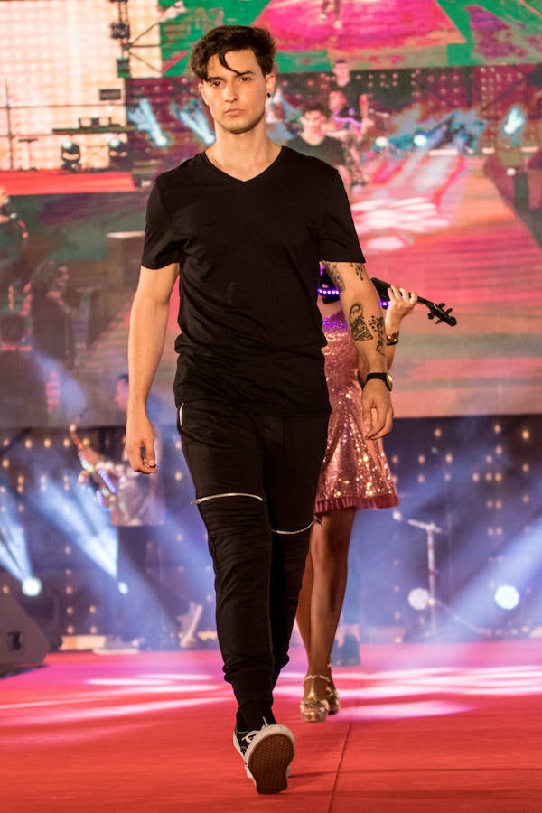 Paloma Burgueño Franco y Edgar Benítez Villodres fueron coronados anoche como los más bellos de la capital durante la tradicional gala celebrada en la portada del Real de Cortijo de Torres