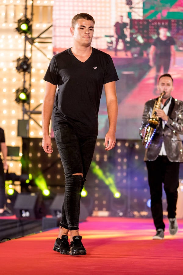 Paloma Burgueño Franco y Edgar Benítez Villodres fueron coronados anoche como los más bellos de la capital durante la tradicional gala celebrada en la portada del Real de Cortijo de Torres