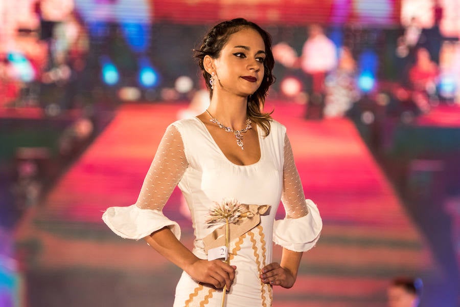 Paloma Burgueño Franco y Edgar Benítez Villodres fueron coronados anoche como los más bellos de la capital durante la tradicional gala celebrada en la portada del Real de Cortijo de Torres