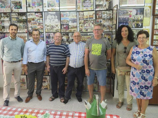 Cuarenta años de afición a los toros por la Peña El Botijo en una exposición fotográfica