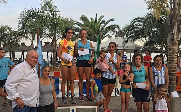 Podio femenino en la playa de Burriana este viernes. 