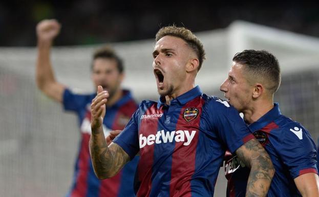 Roger Martí celebra el primer gol.